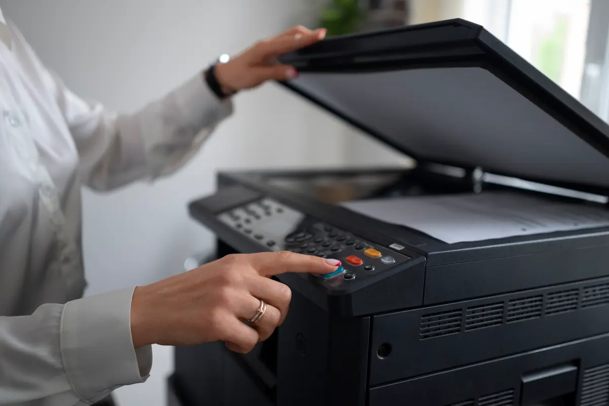 Profissional usando uma impressora multifuncional no escritório